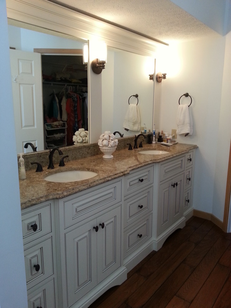 Inredning av ett klassiskt mellanstort en-suite badrum, med luckor med profilerade fronter, vita skåp, flerfärgad kakel, vita väggar, mellanmörkt trägolv, ett undermonterad handfat och bänkskiva i kvarts