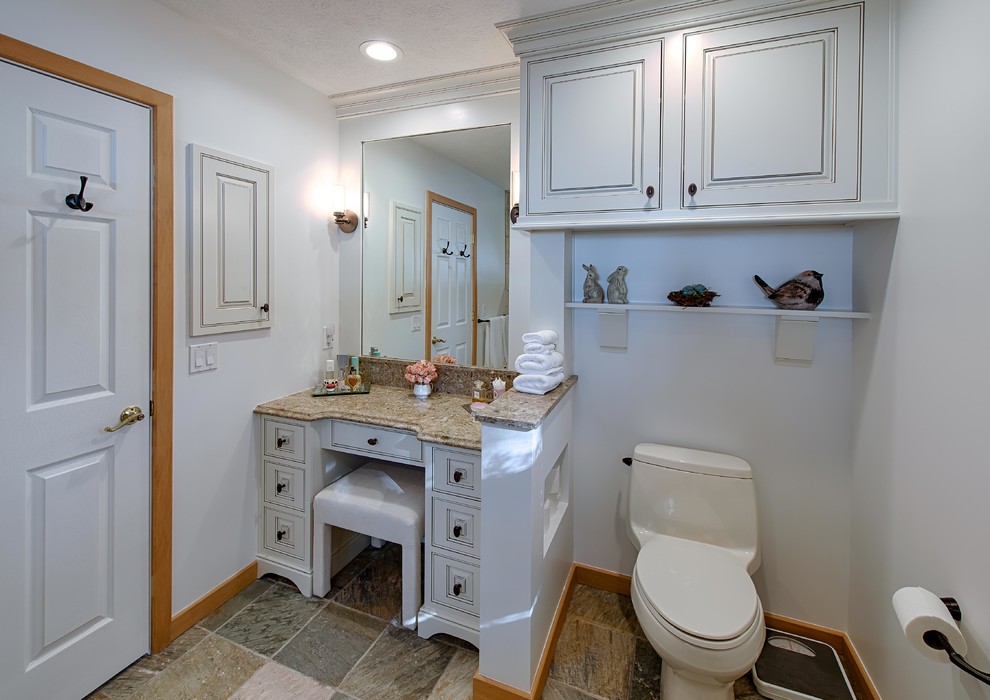Idéer för mellanstora vintage en-suite badrum, med luckor med profilerade fronter, vita skåp, en toalettstol med hel cisternkåpa, flerfärgad kakel, stenkakel, vita väggar, skiffergolv, bänkskiva i kvarts, en dusch i en alkov och vitt golv