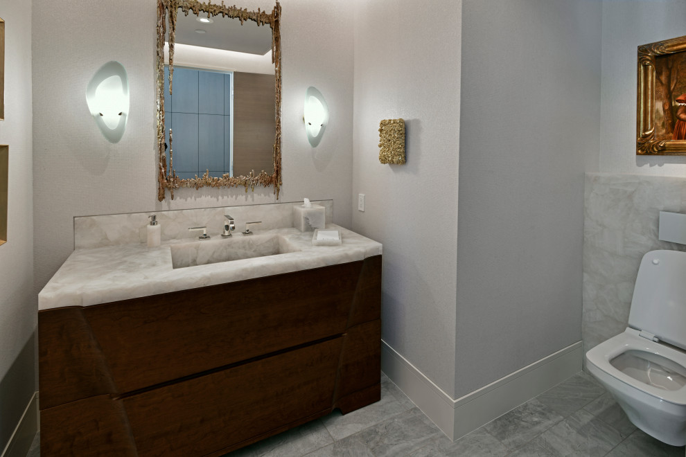 Modernes Badezimmer mit Onyx-Waschbecken/Waschtisch, weißer Waschtischplatte und eingebautem Waschtisch in Cleveland