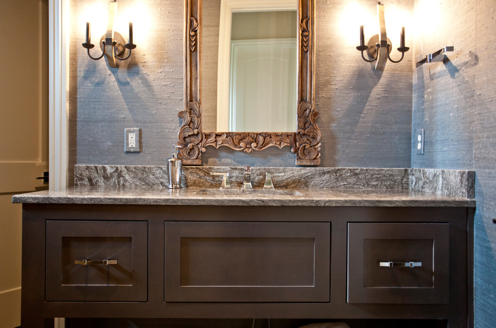 Inredning av ett medelhavsstil mellanstort beige beige en-suite badrum, med luckor med infälld panel, bruna skåp, beige kakel, ett undermonterad handfat och granitbänkskiva