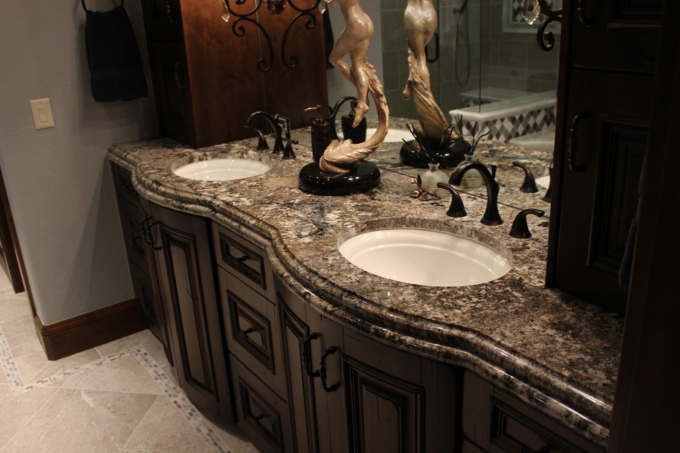Inredning av ett klassiskt stort en-suite badrum, med möbel-liknande, skåp i mellenmörkt trä, brun kakel, stenhäll, ett undermonterad handfat, granitbänkskiva, ett platsbyggt badkar, en dusch i en alkov och grå väggar