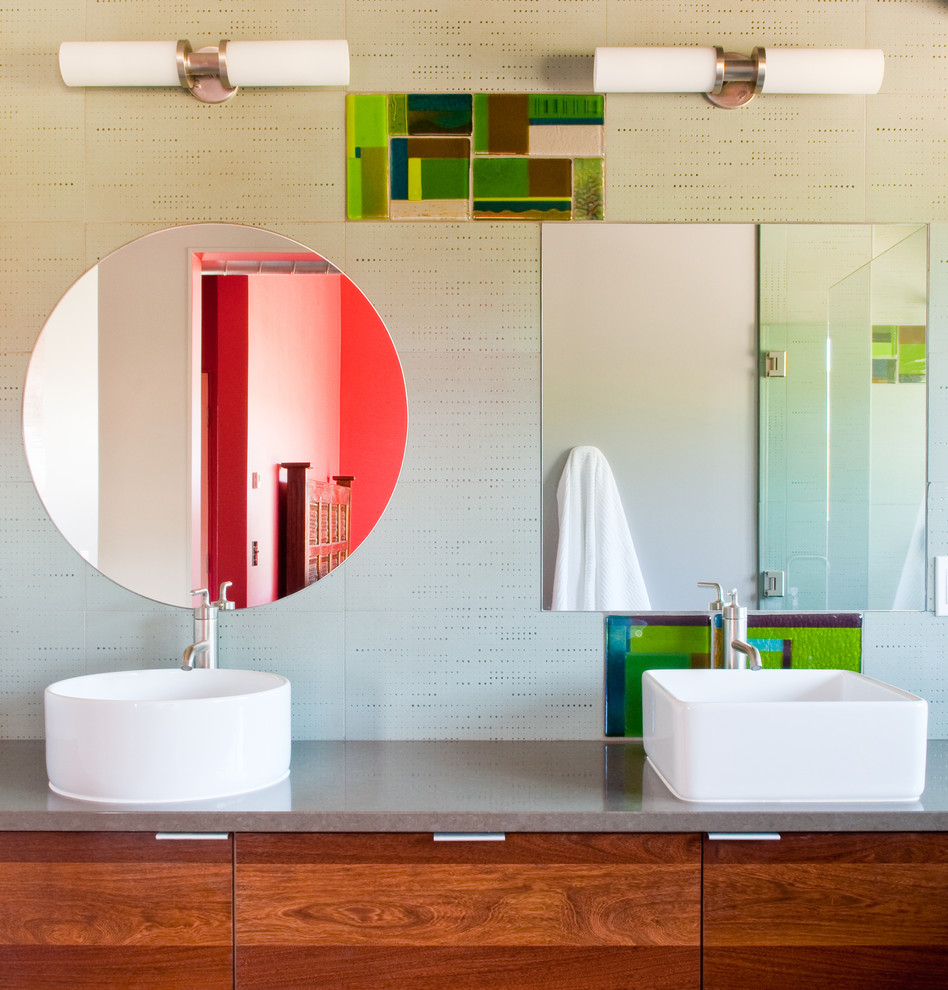 Großes Industrial Badezimmer En Suite mit Aufsatzwaschbecken, flächenbündigen Schrankfronten, hellbraunen Holzschränken, weißer Wandfarbe und grauer Waschtischplatte in Sonstige