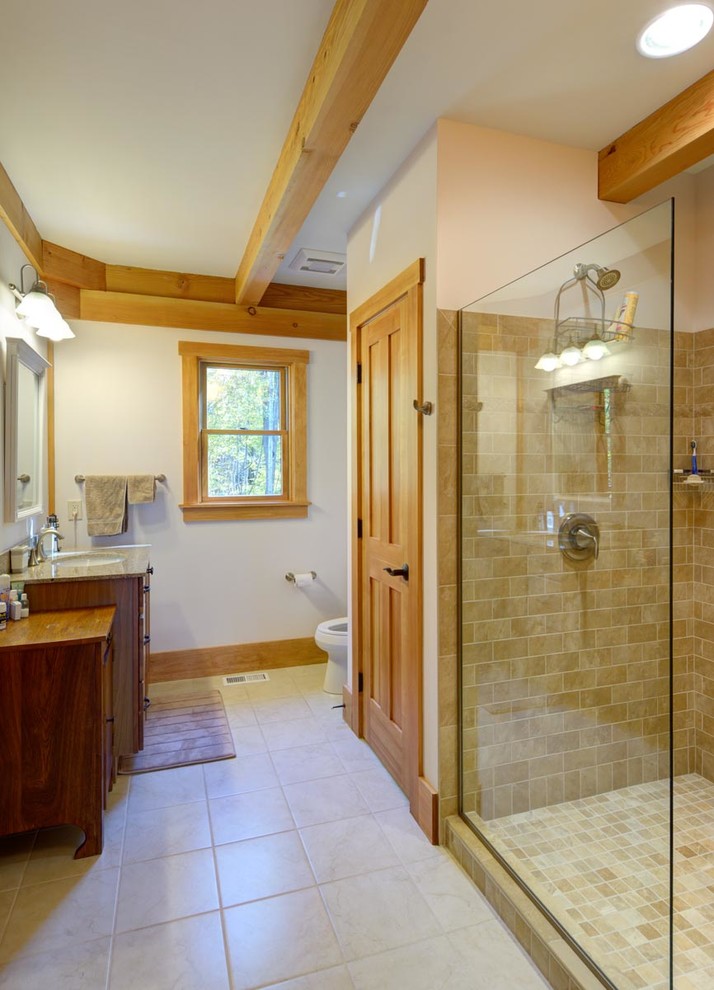 Свежая идея для дизайна: главная ванная комната в стиле рустика с душем в нише, раздельным унитазом, белыми стенами, полом из керамической плитки и консольной раковиной - отличное фото интерьера