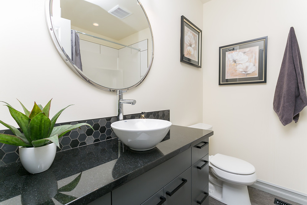 Inredning av ett modernt mellanstort badrum med dusch, med skåp i shakerstil, grå skåp, en dusch i en alkov, en toalettstol med hel cisternkåpa, vit kakel, beige väggar, ett fristående handfat, grått golv och dusch med duschdraperi
