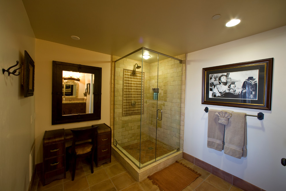 Idee per una stanza da bagno tropicale con ante in legno bruno, vasca da incasso, WC monopezzo, piastrelle in pietra, pavimento in terracotta, lavabo sottopiano e top in marmo