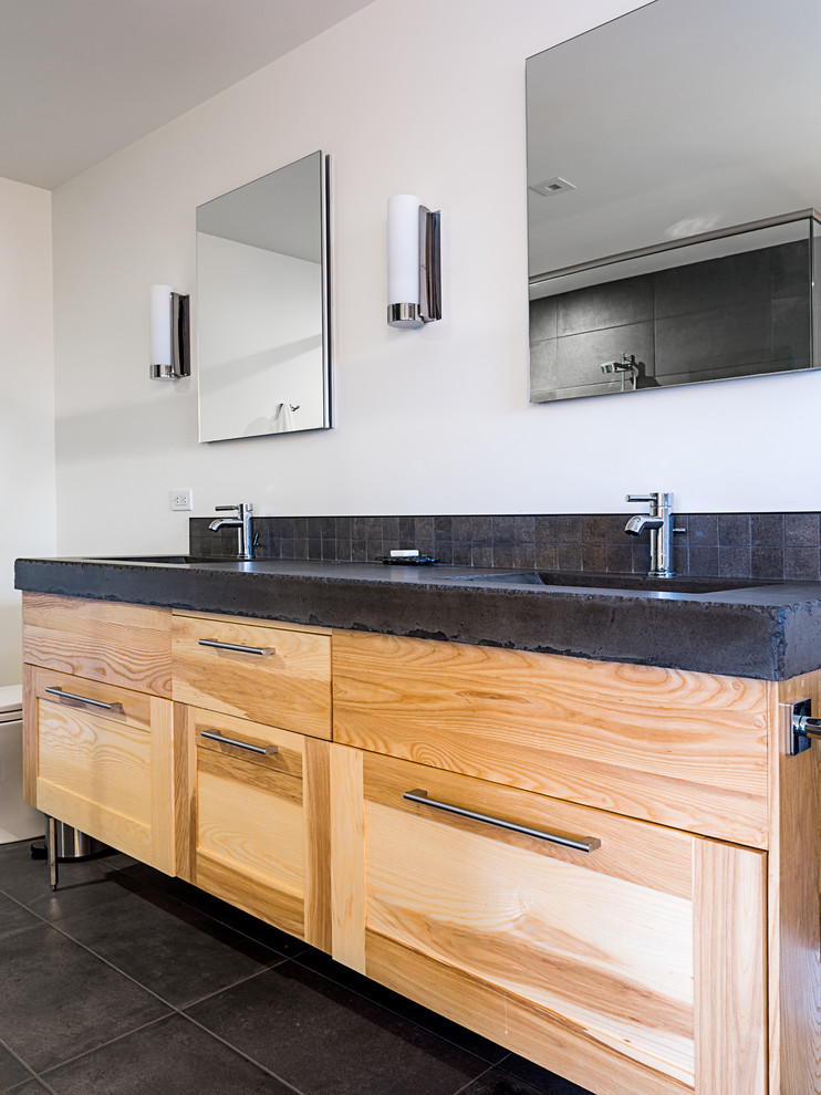 Cette photo montre une grande salle de bain principale montagne en bois clair avec un placard à porte shaker, une douche ouverte, un carrelage gris, du carrelage en ardoise, un mur blanc, un sol en ardoise, un lavabo intégré, un plan de toilette en béton, un sol gris, une cabine de douche à porte battante et un plan de toilette gris.