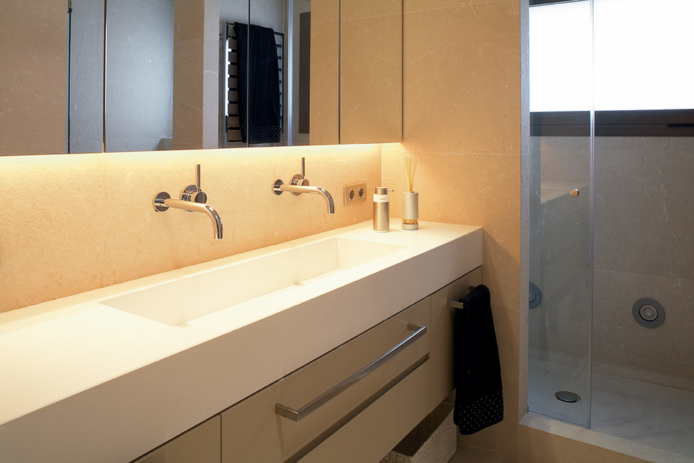 Foto de cuarto de baño contemporáneo de tamaño medio con armarios con paneles lisos, puertas de armario beige, ducha empotrada, aseo y ducha y lavabo integrado