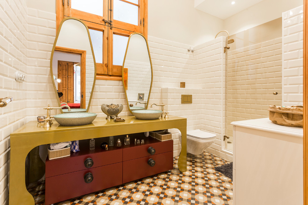 Пример оригинального дизайна: ванная комната в стиле фьюжн с белой плиткой, настольной раковиной, душем с распашными дверями, зеленой столешницей, красными фасадами, душем в нише, плиткой кабанчик, белыми стенами, душевой кабиной, разноцветным полом и плоскими фасадами