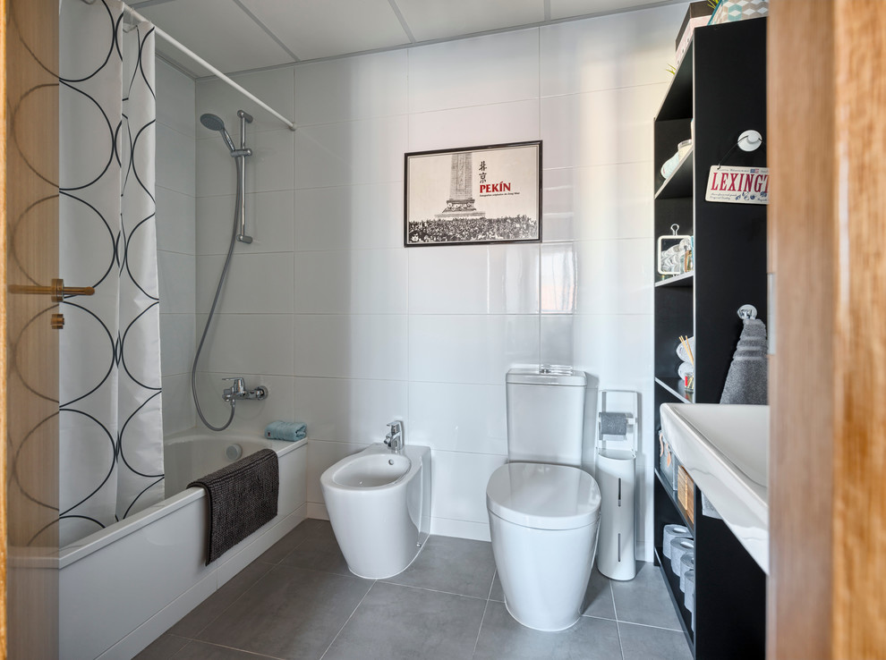 Стильный дизайн: главная ванная комната среднего размера в стиле фьюжн с ванной в нише, душем над ванной, раздельным унитазом, белыми стенами, полом из керамической плитки и раковиной с несколькими смесителями - последний тренд
