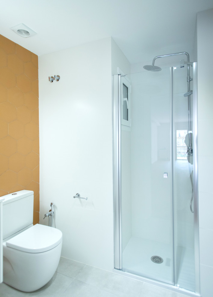 Источник вдохновения для домашнего уюта: главная ванная комната среднего размера в современном стиле с белой плиткой, керамической плиткой, полом из керамической плитки, серым полом, белой столешницей и тумбой под одну раковину