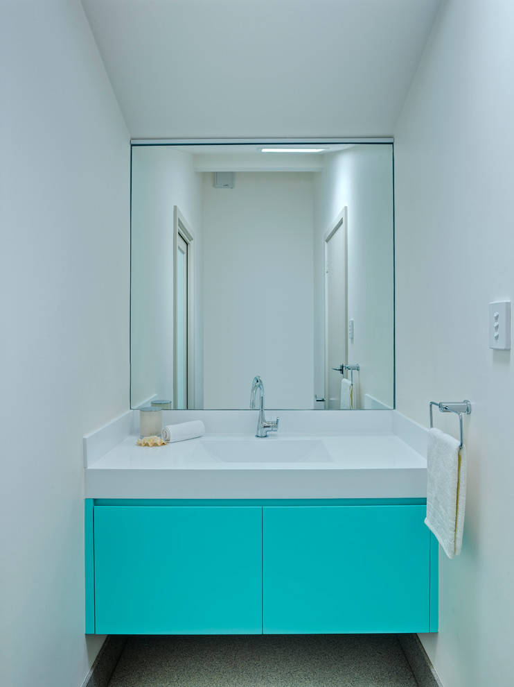 Idéer för ett mellanstort modernt badrum med dusch, med ett integrerad handfat och en dusch i en alkov