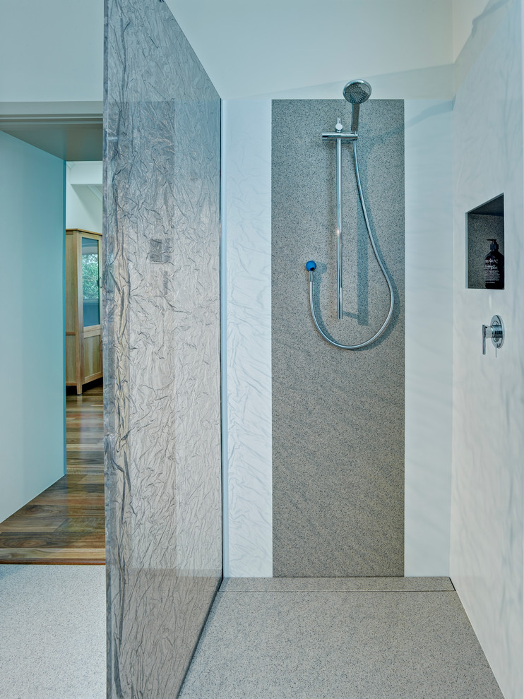 Ispirazione per una stanza da bagno con doccia design di medie dimensioni con lavabo integrato e doccia alcova