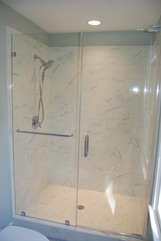 Idéer för ett klassiskt badrum, med en öppen dusch, vit kakel och tunnelbanekakel