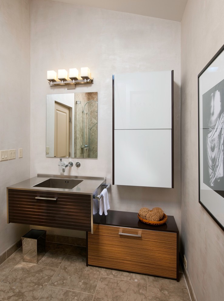 他の地域にあるラグジュアリーな小さなコンテンポラリースタイルのおしゃれな浴室 (一体型シンク、フラットパネル扉のキャビネット、中間色木目調キャビネット、ステンレスの洗面台、白い壁) の写真
