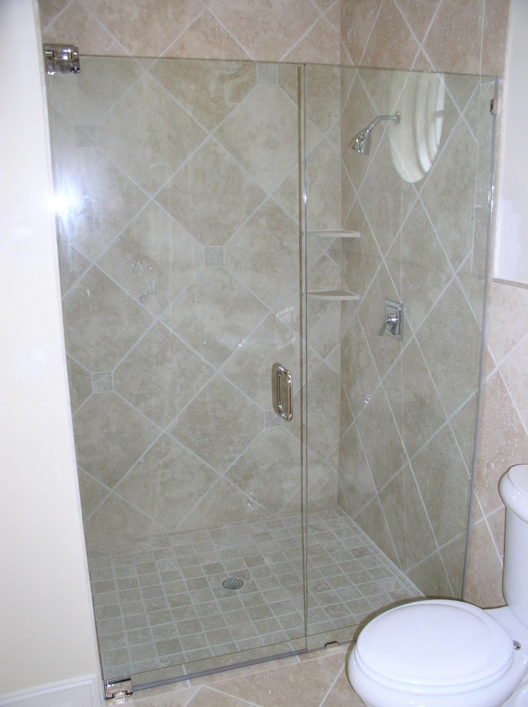 Klassisk inredning av ett badrum med dusch, med en dusch i en alkov, beige kakel, keramikplattor, beige väggar, klinkergolv i keramik, beiget golv och dusch med gångjärnsdörr