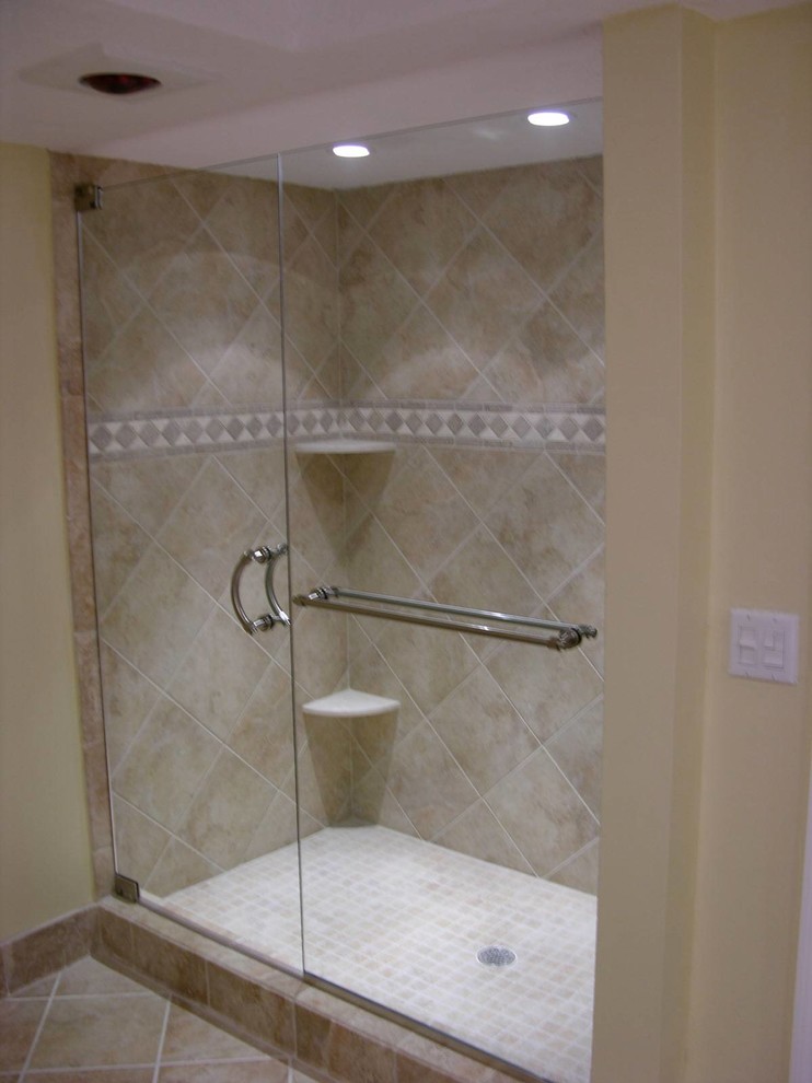 Пример оригинального дизайна: ванная комната в стиле неоклассика (современная классика) с душем в нише, бежевой плиткой, керамической плиткой, бежевыми стенами, полом из керамической плитки, душевой кабиной, бежевым полом и душем с распашными дверями