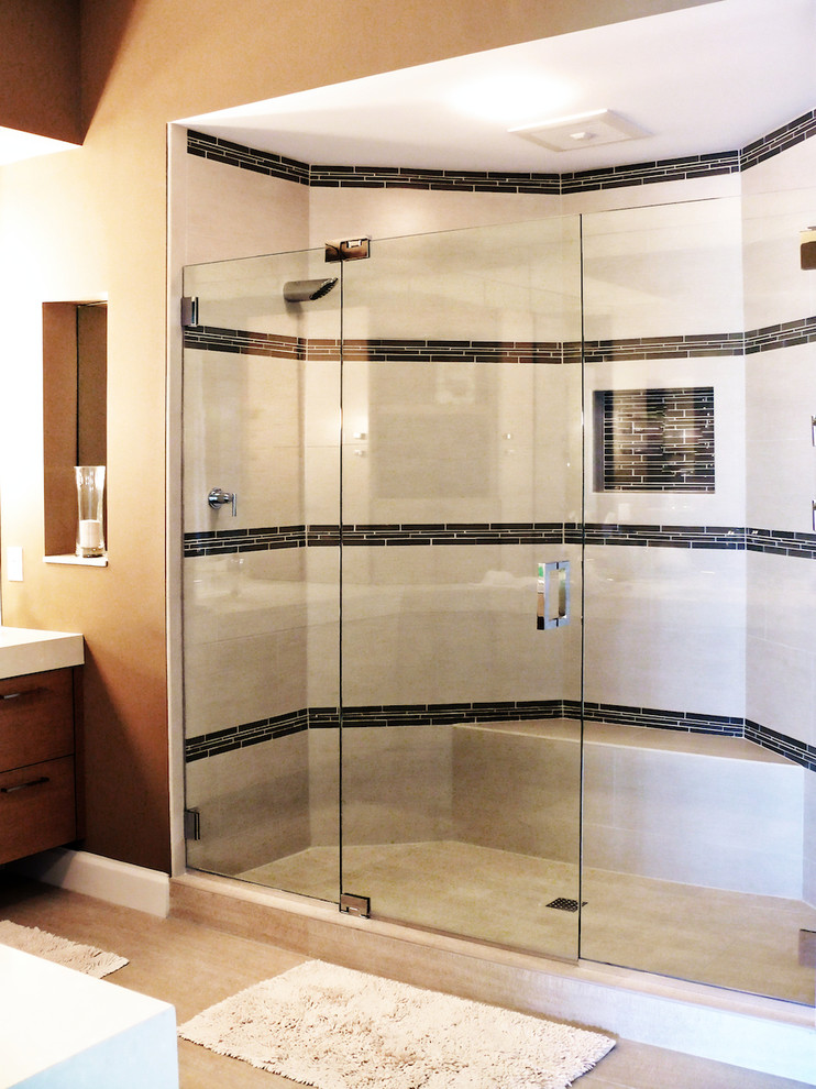 Foto di una stanza da bagno con doccia tradizionale con doccia alcova, piastrelle beige, piastrelle in ceramica, pareti beige, pavimento con piastrelle in ceramica, pavimento beige e porta doccia a battente