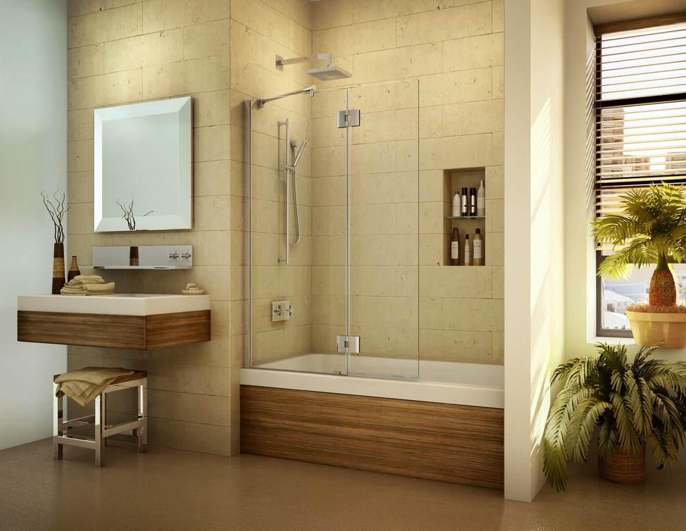 На фото: маленькая ванная комната в современном стиле с ванной в нише, подвесной раковиной и бежевыми стенами для на участке и в саду