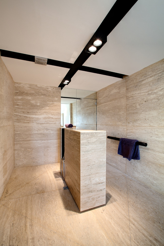 他の地域にあるコンテンポラリースタイルのおしゃれな浴室 (ベージュのタイル) の写真