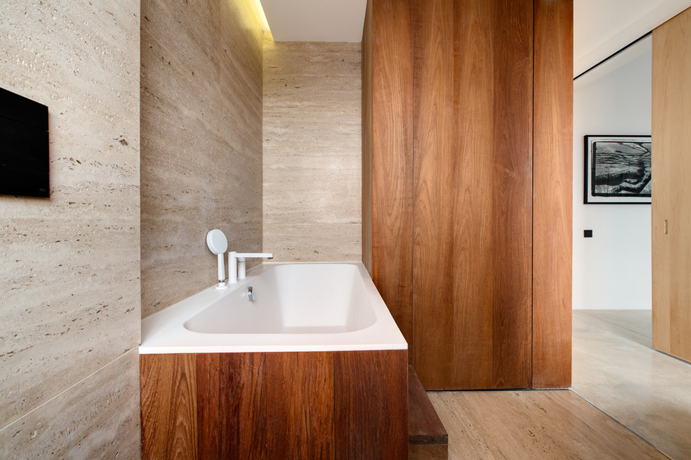 Пример оригинального дизайна: ванная комната в современном стиле с накладной раковиной, фасадами цвета дерева среднего тона и бежевой плиткой