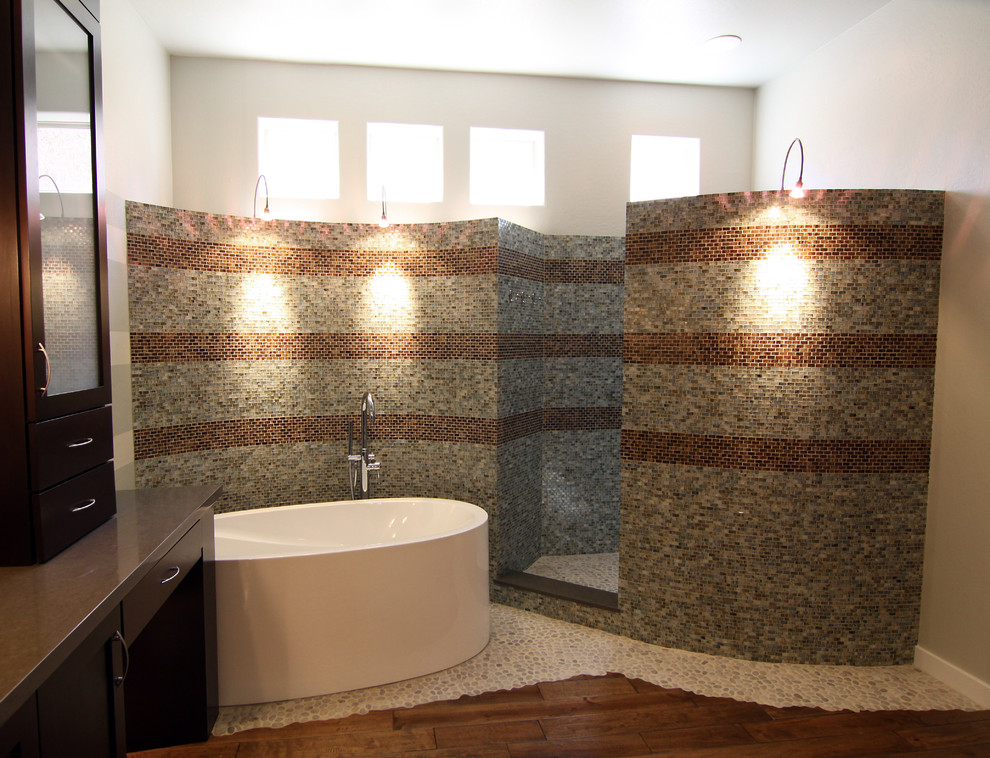 Idéer för ett modernt badrum, med skåp i mörkt trä, ett fristående badkar, en öppen dusch, flerfärgad kakel, mosaik, klinkergolv i småsten, med dusch som är öppen och släta luckor