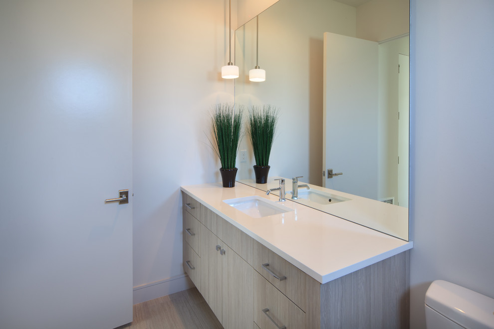 Bathroom - contemporary bathroom idea in Orlando