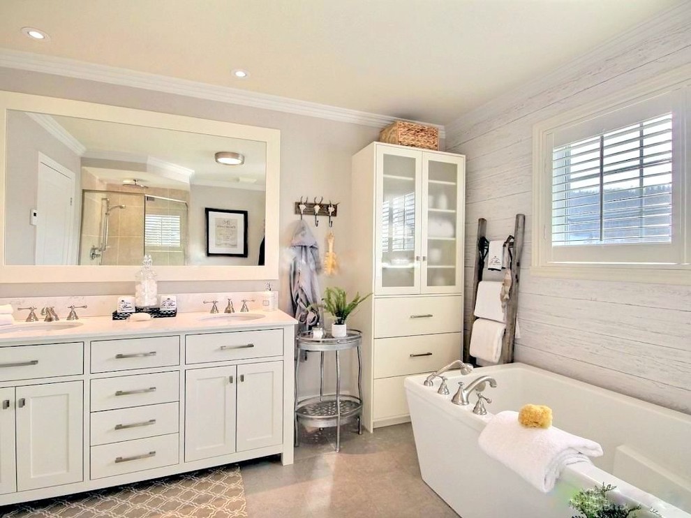 Foto på ett stort vintage en-suite badrum, med skåp i shakerstil, beige skåp, ett fristående badkar, grå väggar, klinkergolv i keramik, ett integrerad handfat, bänkskiva i kvartsit och grått golv