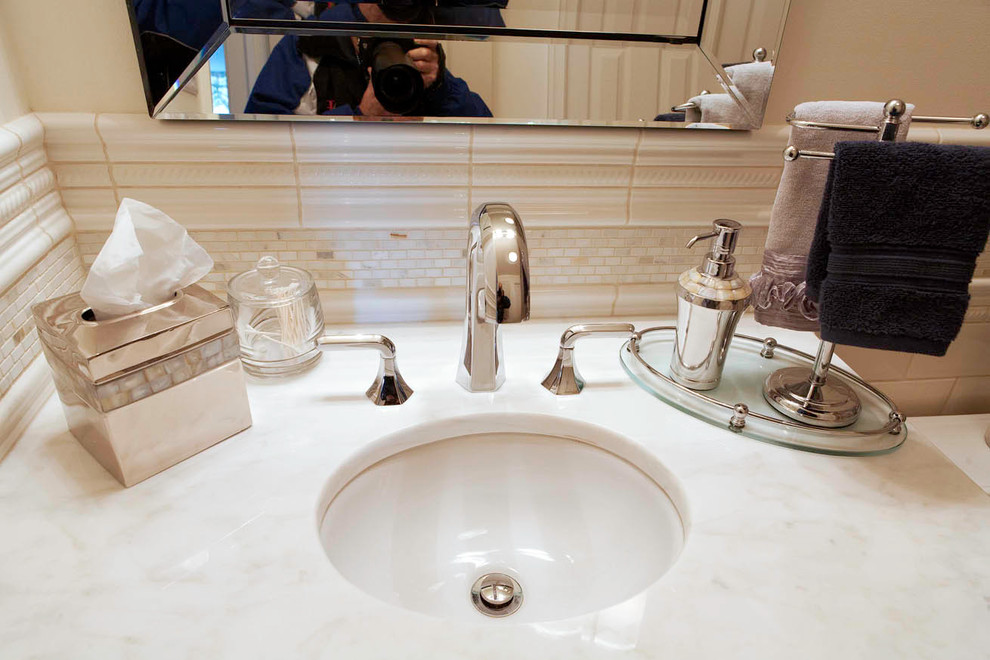 На фото: ванная комната среднего размера в классическом стиле с фасадами с выступающей филенкой, белыми фасадами, угловой ванной, душем над ванной, раздельным унитазом, бежевыми стенами, полом из керамической плитки, душевой кабиной, врезной раковиной и столешницей из искусственного камня