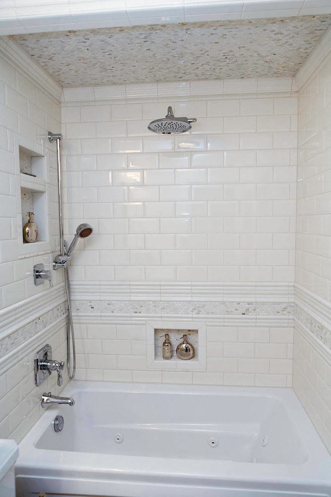 フィラデルフィアにある中くらいなトラディショナルスタイルのおしゃれなバスルーム (浴槽なし) (レイズドパネル扉のキャビネット、白いキャビネット、コーナー型浴槽、シャワー付き浴槽	、分離型トイレ、ベージュの壁、セラミックタイルの床、アンダーカウンター洗面器、人工大理石カウンター) の写真