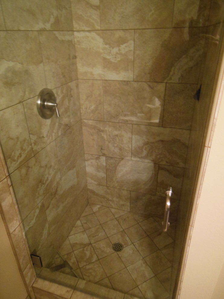 Kleines Klassisches Badezimmer mit offener Dusche, beigen Fliesen, Porzellanfliesen und Porzellan-Bodenfliesen in Orange County