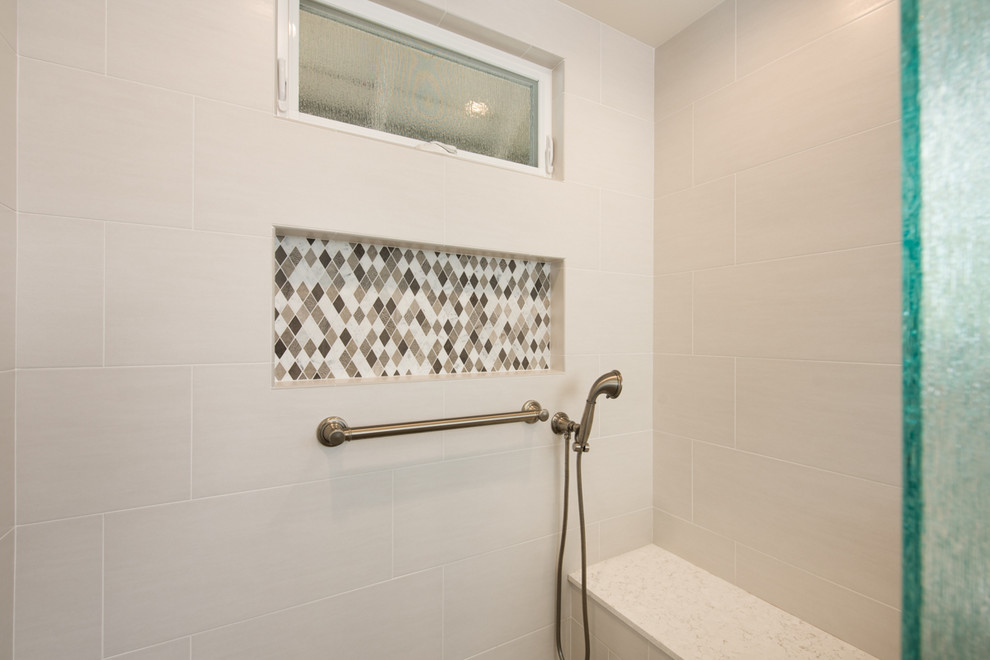 Пример оригинального дизайна: большая главная ванная комната в стиле неоклассика (современная классика) с фасадами в стиле шейкер, белыми фасадами, душем в нише, унитазом-моноблоком, белой плиткой, белыми стенами, полом из керамогранита, врезной раковиной, столешницей из искусственного кварца и душем с распашными дверями