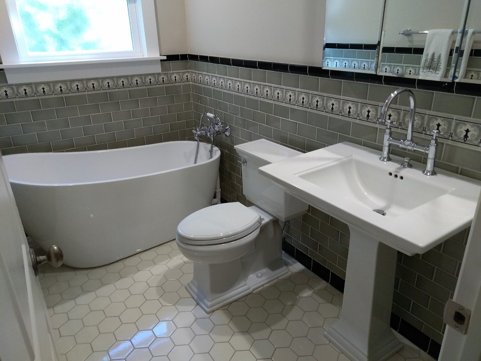 Cette image montre une petite salle d'eau craftsman avec une baignoire indépendante, WC séparés, un carrelage vert, des carreaux de céramique, un mur beige, un sol en carrelage de céramique, un lavabo de ferme et un sol blanc.