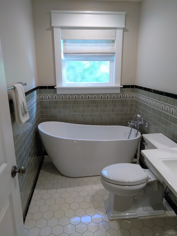 Idee per una piccola stanza da bagno con doccia american style con vasca freestanding, WC a due pezzi, piastrelle verdi, piastrelle in ceramica, pareti beige, pavimento con piastrelle in ceramica, lavabo a colonna e pavimento bianco