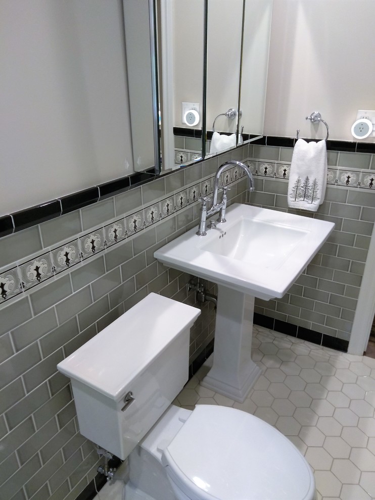 Immagine di una piccola stanza da bagno con doccia stile americano con vasca freestanding, WC a due pezzi, piastrelle verdi, piastrelle in ceramica, pareti beige, pavimento con piastrelle in ceramica, lavabo a colonna e pavimento bianco