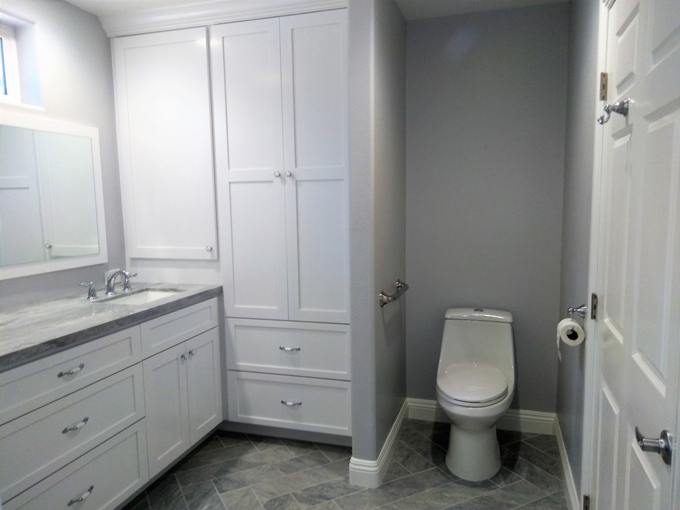 Exempel på ett stort klassiskt grå grått en-suite badrum, med skåp i shakerstil, vita skåp, en dusch i en alkov, en toalettstol med hel cisternkåpa, grå kakel, keramikplattor, grå väggar, klinkergolv i keramik, ett undermonterad handfat, marmorbänkskiva, grått golv och med dusch som är öppen