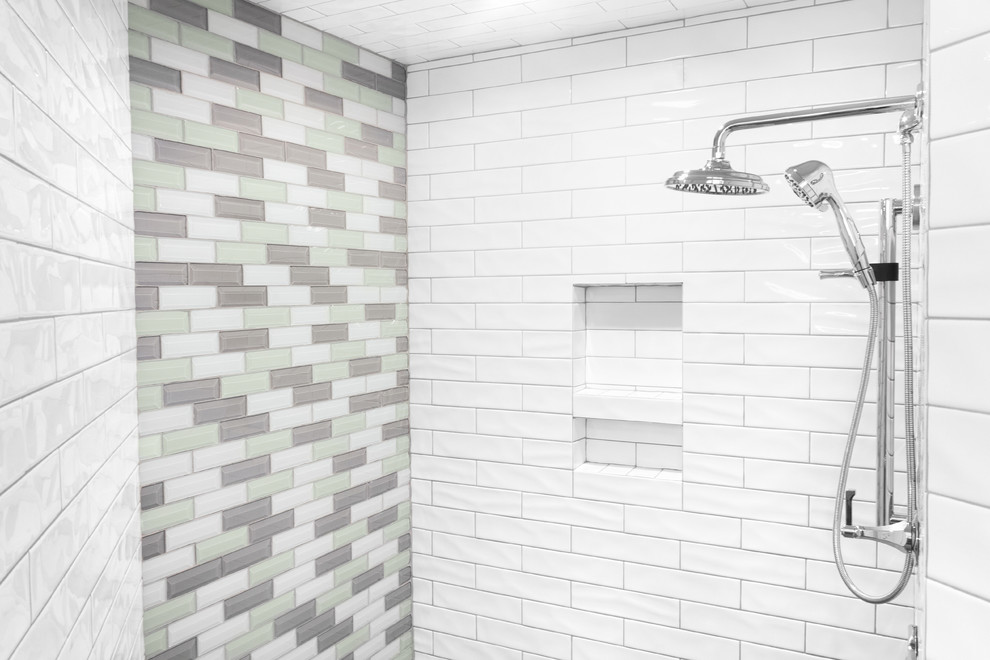 Idéer för ett mellanstort klassiskt vit en-suite badrum, med luckor med infälld panel, grå skåp, en kantlös dusch, en toalettstol med separat cisternkåpa, vit kakel, tunnelbanekakel, gröna väggar, klinkergolv i keramik, ett undermonterad handfat, bänkskiva i kvarts, grått golv och dusch med gångjärnsdörr