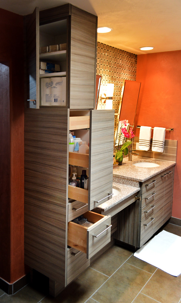 Idéer för ett stort modernt en-suite badrum, med ett nedsänkt handfat, släta luckor, skåp i mellenmörkt trä, granitbänkskiva, en dusch i en alkov, en toalettstol med separat cisternkåpa, brun kakel, glaskakel, orange väggar och skiffergolv