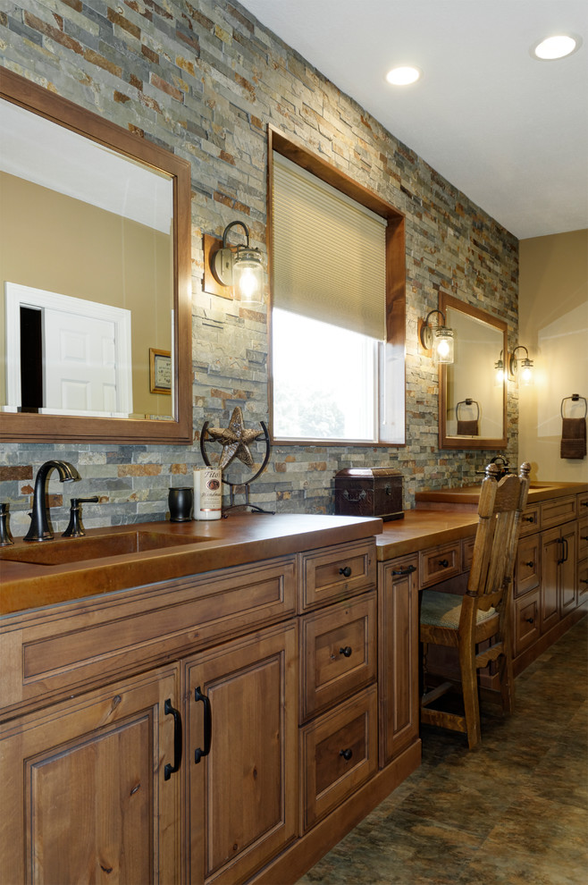 Idéer för stora vintage brunt en-suite badrum, med luckor med upphöjd panel, skåp i ljust trä, flerfärgad kakel, stenkakel, ett integrerad handfat och bänkskiva i betong