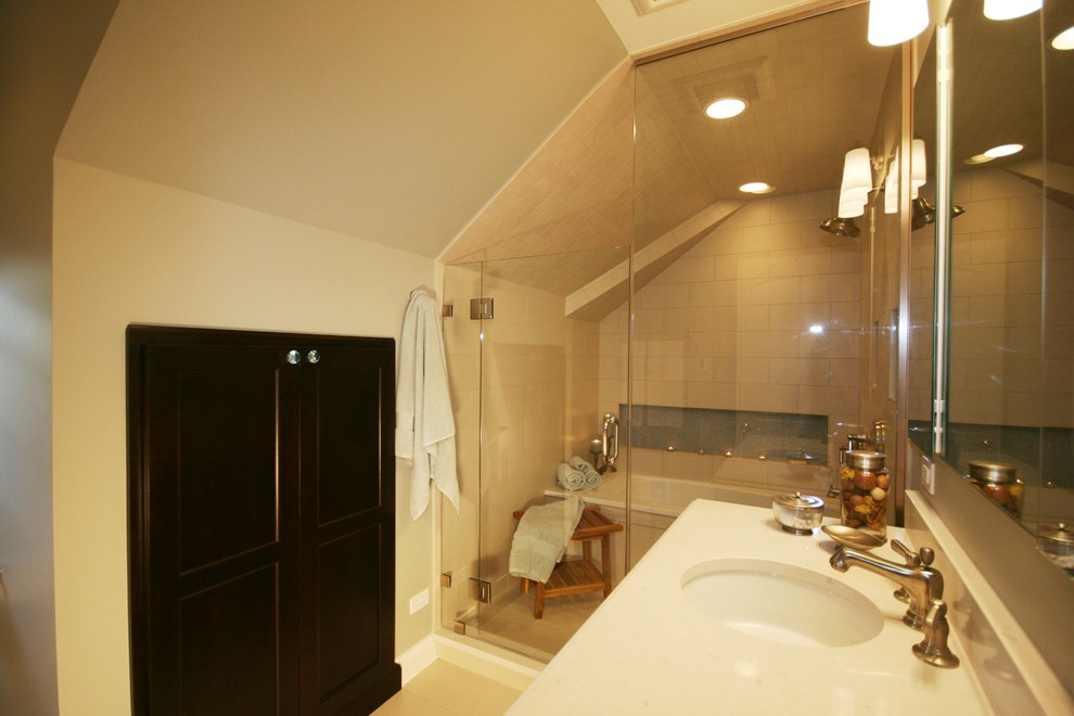 Idéer för ett litet eklektiskt badrum, med ett undermonterad handfat, släta luckor, skåp i mörkt trä, bänkskiva i kvarts, ett platsbyggt badkar, en dusch/badkar-kombination, beige kakel, porslinskakel, gröna väggar och klinkergolv i porslin