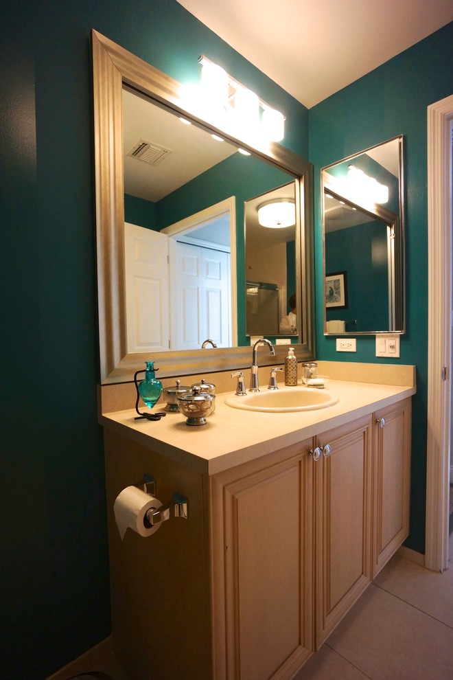 Inspiration för små klassiska badrum, med ett nedsänkt handfat, luckor med profilerade fronter, skåp i ljust trä, laminatbänkskiva, en toalettstol med separat cisternkåpa, blå väggar och klinkergolv i keramik