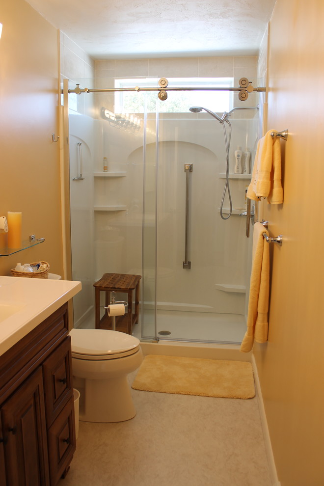 Идея дизайна: ванная комната в классическом стиле с фасадами с выступающей филенкой, фасадами цвета дерева среднего тона, открытым душем, желтыми стенами, полом из линолеума и душевой кабиной