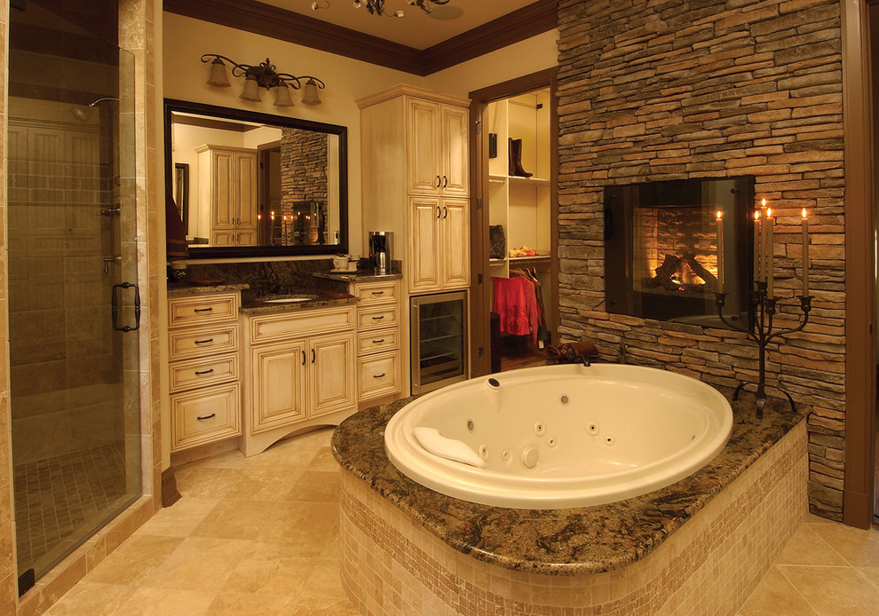 На фото: ванная комната: освещение в классическом стиле с столешницей из гранита и коричневой столешницей