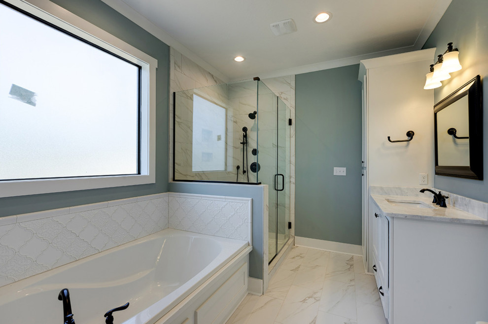 Immagine di una stanza da bagno country con doccia ad angolo, piastrelle bianche, pavimento bianco e porta doccia a battente