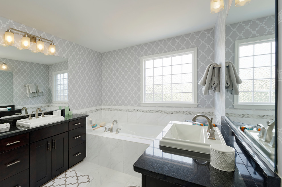 ワシントンD.C.にあるトラディショナルスタイルのおしゃれな浴室 (グレーの壁) の写真
