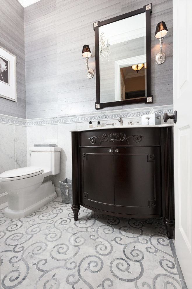 Klassisches Badezimmer mit Toilette mit Aufsatzspülkasten, grauen Fliesen, grauer Wandfarbe, Mosaik-Bodenfliesen, Unterbauwaschbecken und Marmor-Waschbecken/Waschtisch in New York