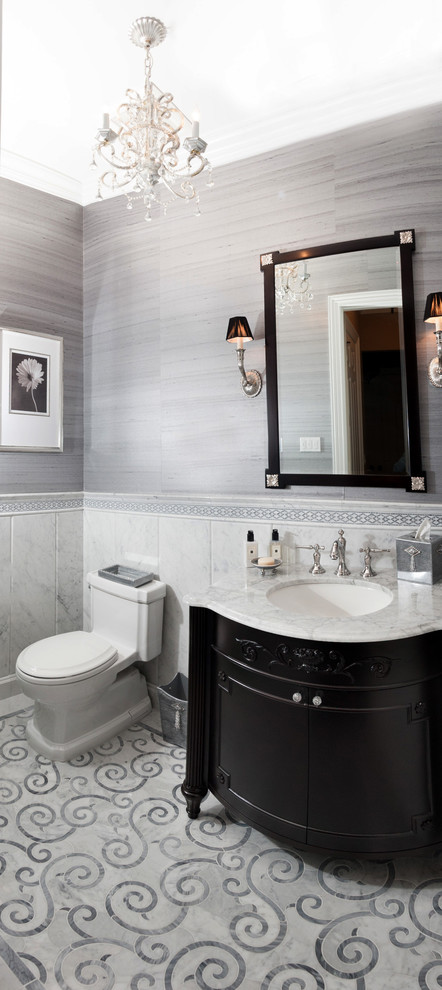 Esempio di una stanza da bagno classica con WC monopezzo, piastrelle grigie, pareti grigie, pavimento con piastrelle a mosaico, lavabo sottopiano, top in marmo e ante in legno bruno