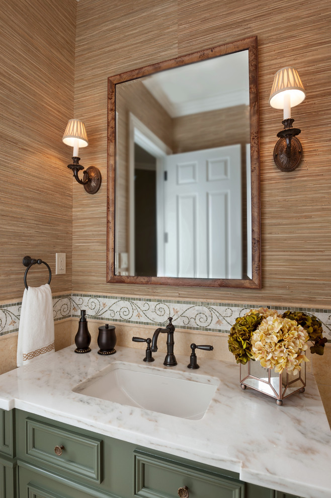 Inspiration för klassiska badrum, med beige kakel, brun kakel, grön kakel, flerfärgad kakel, bruna väggar, ett undermonterad handfat, gröna skåp och marmorbänkskiva