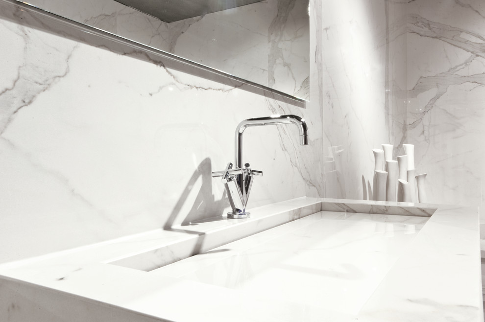 Großes Modernes Badezimmer En Suite mit Eckbadewanne, Eckdusche, Steinplatten, Marmorboden, integriertem Waschbecken und Marmor-Waschbecken/Waschtisch in New York