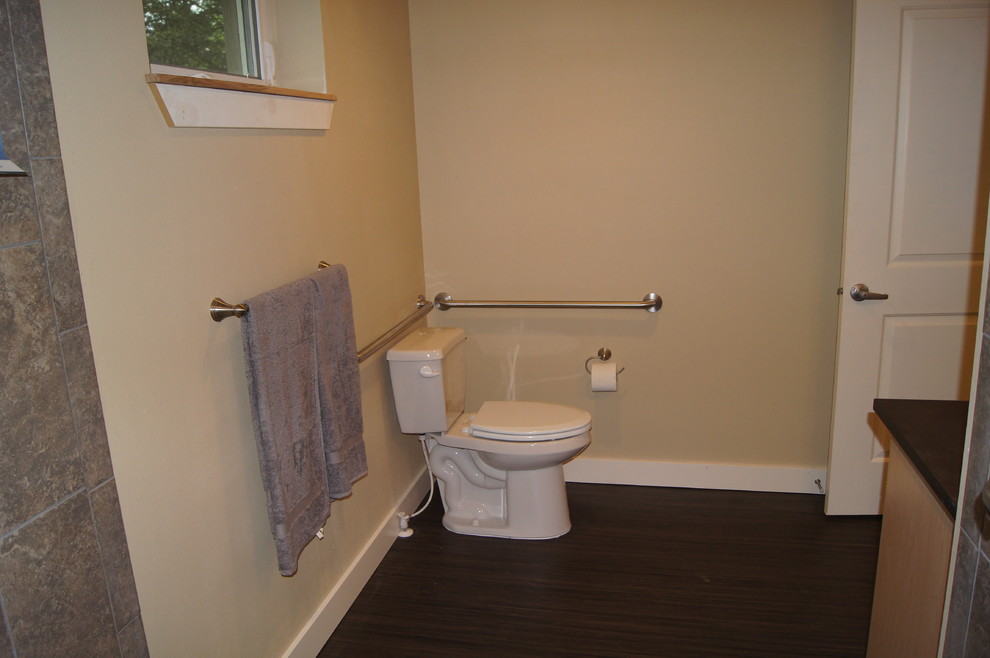 На фото: маленькая ванная комната в стиле модернизм с раздельным унитазом и полом из линолеума для на участке и в саду