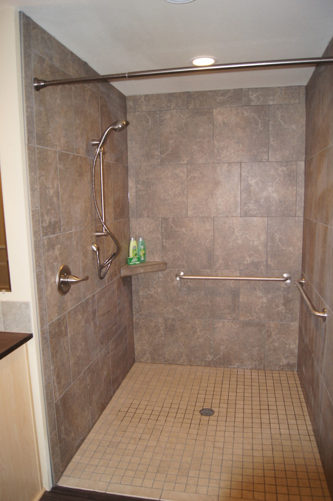 Exempel på ett litet modernt badrum, med en kantlös dusch, keramikplattor och klinkergolv i keramik